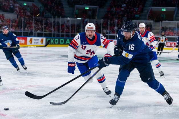 ZURICH, SWITZERLAND - MAY 18: Will Borgen (United States, 17) in the battle for the puck with Aleksander Barkov (Finland, 16) during the Preliminary Round - Group A Match 17 between Finland and United States at the IIHF Ice hockey, Eishockey World Championship, WM, Weltmeisterschaft 2026, Swiss Life Arena on May 18, 2026 in Zurich, Switzerland. Zurich Switzerland Copyright: xTimoxSteinx