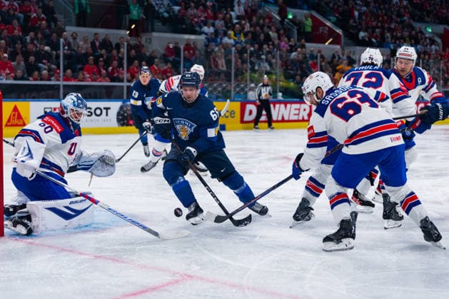 ZURICH, SWITZERLAND - MAY 18: Max Sasson (United States, 63) in the battle for the puck with Sakari Manninen (Finland, 65) in front of Joseph Woll (United States, 60) goal during the Preliminary Round - Group A Match 17 between Finland and United States at the IIHF Ice hockey, Eishockey World Championship, WM, Weltmeisterschaft 2026, Swiss Life Arena on May 18, 2026 in Zurich, Switzerland. Zurich Switzerland Copyright: xTimoxSteinx