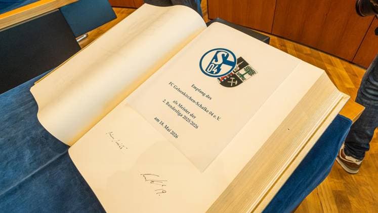 Reception S04 in Gelsenkirchen FOR EDITORIAL PURPOSES ONLY p Reception Schalke 04 representatives with Lord Mayor Andrea Henze SPD on Tuesday, May 20, 2025 at Hans Sachs Haus in Gelsenkirchen ¨ Germany NRW Gelsenkirchen Copyright ChristophxWojtyczka Copyright: ChristophxWojtyczka doc85wfl92t5y0lpj8fz5e ,EDITORIAL USE ONLY Copyright: ChristophxWojtyczka