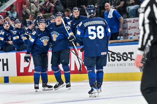 ZURICH, SWITZERLAND MAY 18 Aatu Raty of Finland C celebrates his goal with Vili Saarijarvi of Finland L and Urho Vaakanainen of Finland R during the 2026 IIHF Ice Hockey World Championship Switzerland game between Finland and USA at Swiss Life Arena on May 18, 2026 in Zurich, Zurich Zurich Swiss Life Arena Zurich Switzerland Copyright: xJustPictures.ch AndreaxBrancax jp-en-EuSpIm-JP7_ANB_Fin_USA_18052026_9231
