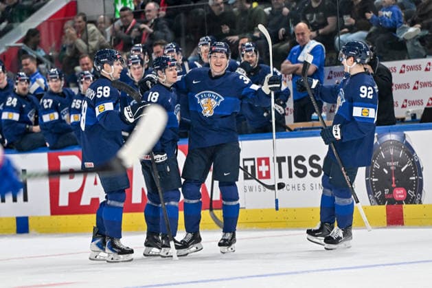ZURICH, SWITZERLAND MAY 18 Aatu Raty of Finland C celebrates his goal with Urho Vaakanainen of Finland L , Vili Saarijarvi of Finland L and Lenni Hameenaho of Finland R during the 2026 IIHF Ice Hockey World Championship Switzerland game between Finland and USA at Swiss Life Arena on May 18, 2026 in Zurich, Zurich Zurich Swiss Life Arena Zurich Switzerland Copyright: xJustPictures.ch AndreaxBrancax jp-en-EuSpIm-JP7_ANB_Fin_USA_18052026_9280