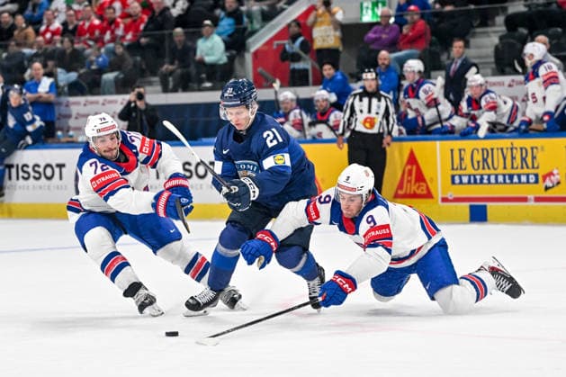 ZURICH, SWITZERLAND MAY 18 Patrik Puistola of Finland in a battle for the puck against Justin Faulk of United States L and Ryan Leonard of United States R during the 2026 IIHF Ice Hockey World Championship Switzerland game between Finland and USA at Swiss Life Arena on May 18, 2026 in Zurich, Zurich Zurich Swiss Life Arena Zurich Switzerland Switzerland Copyright: xJustPictures.ch AndreaxBrancax jp-en-EuSpIm-JP7_ANB_Fin_USA_18052026_9406
