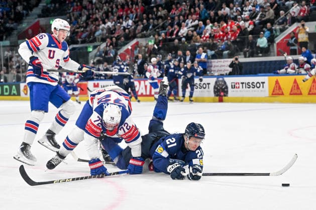 ZURICH, SWITZERLAND MAY 18 Patrik Puistola of Finland in a battle for the puck against Justin Faulk of United States during the 2026 IIHF Ice Hockey World Championship Switzerland game between Finland and USA at Swiss Life Arena on May 18, 2026 in Zurich, Zurich Zurich Swiss Life Arena Zurich Switzerland Copyright: xJustPictures.ch AndreaxBrancax jp-en-EuSpIm-JP7_ANB_Fin_USA_18052026_9423