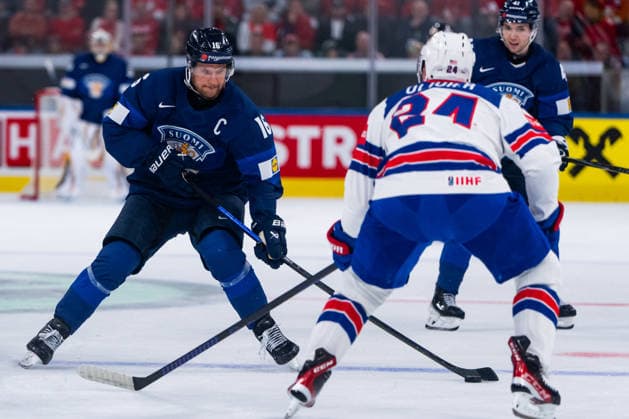 ZURICH, SWITZERLAND - MAY 18: Aleksander Barkov (Finland, 16) in the battle for the puck with Oliver Mathieu (United States, 24) during the Preliminary Round - Group A Match 17 between Finland and United States at the IIHF Ice hockey, Eishockey World Championship, WM, Weltmeisterschaft 2026, Swiss Life Arena on May 18, 2026 in Zurich, Switzerland. Zurich Switzerland Copyright: xTimoxSteinx