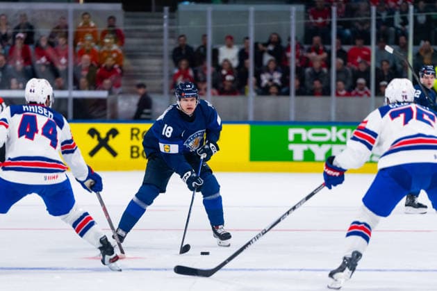 ZURICH, SWITZERLAND - MAY 18: Vili Saarijaervi (Finland, 18) in the battle for the puck with Wyatt Kaiser (United States, 44) and Connor Clifton (United States, 75) during the Preliminary Round - Group A Match 17 between Finland and United States at the IIHF Ice hockey, Eishockey World Championship, WM, Weltmeisterschaft 2026, Swiss Life Arena on May 18, 2026 in Zurich, Switzerland. Zurich Switzerland Copyright: xTimoxSteinx