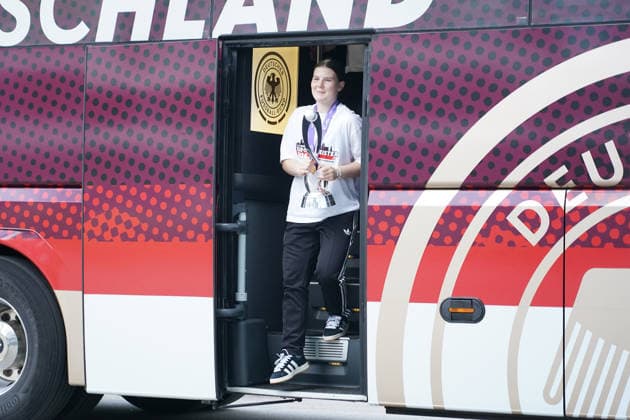 Laura Dafinger Germany U17 gets off the bus with the trophy Frankfurt 18 05 2026 Reception for the U17 European champions at the DFB Campus