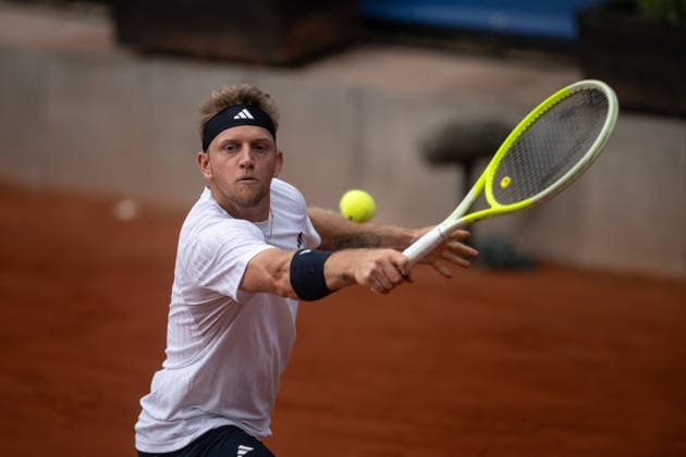 HAMBURG, GERMANY - MAY 18: Alejandro Davidovich Fokina of Spain plays a backhand shot to opponent Corentin Moutet of France during their Men s Singles Round One match at the Bitpanda Hamburg Open on May 18, 2026 in Hamburg, Germany. Credit: Andy Astfalck NurPhoto Germany Copyright: xAndyxAstfalckx