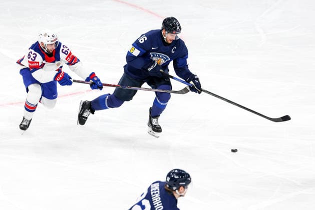 Ice hockey, Eishockey - IIHF WC 2026 ZURICH,SWITZERLAND,18.MAY.26 - ICE HOCKEY - IIHF Ice Hockey World Championship, WM, Weltmeisterschaft 2026, group stage, Finland vs USA. Image shows Max Sasson (USA) and Aleksander Barkov (FIN).  GEPAxpictures xMaticxKlansek