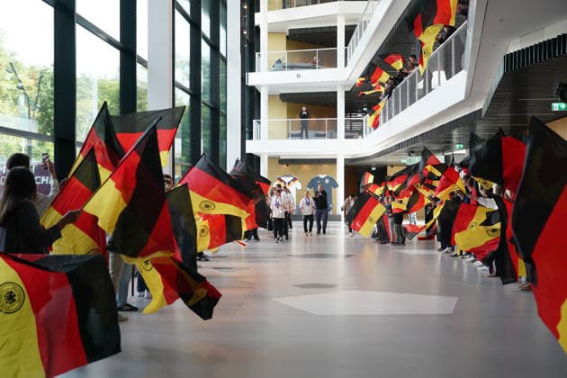 Laura Dafinger Germany U17 brings the trophy and the team to the DFB Campus for the reception of the European champions Frankfurt 18 05 2026 Reception of the U17 European champions at the DFB Campus