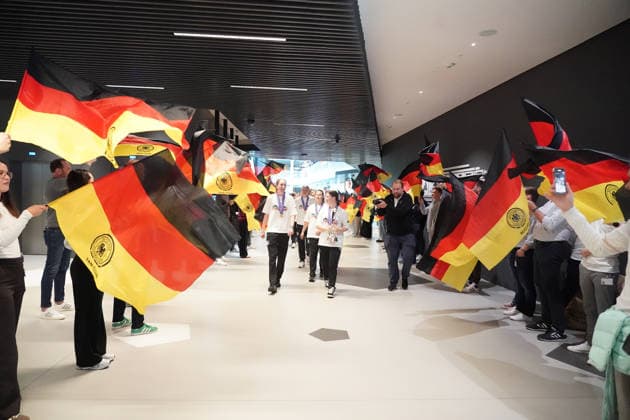 Laura Dafinger Germany U17 brings the trophy and the team to the DFB Campus for the reception of the European champions Frankfurt 18 05 2026 Reception of the U17 European champions at the DFB Campus
