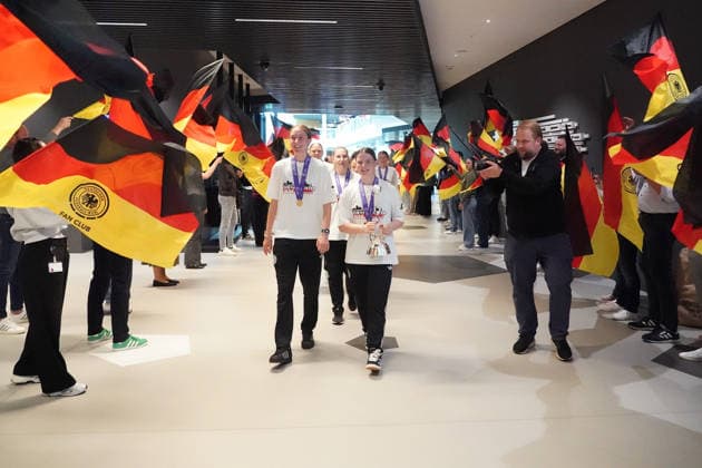 Laura Dafinger Germany U17 brings the trophy and the team to the DFB Campus for the reception of the European champions Frankfurt 18 05 2026 Reception of the U17 European champions at the DFB Campus