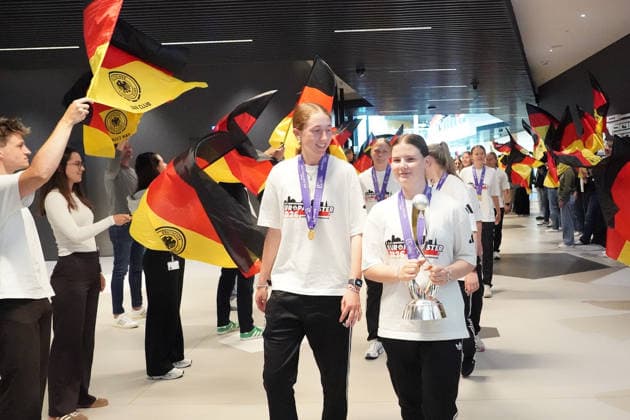 Laura Dafinger Germany U17 brings the trophy and the team to the DFB Campus for the reception of the European champions Frankfurt 18 05 2026 Reception of the U17 European champions at the DFB Campus