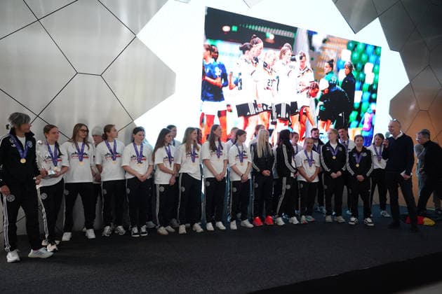 Captain Johanna Hebben Germany U17 with trophy and the team at the DFB Campus for the reception of the European champions Frankfurt 18 05 2026 Reception of the U17 European champions at the DFB Campus