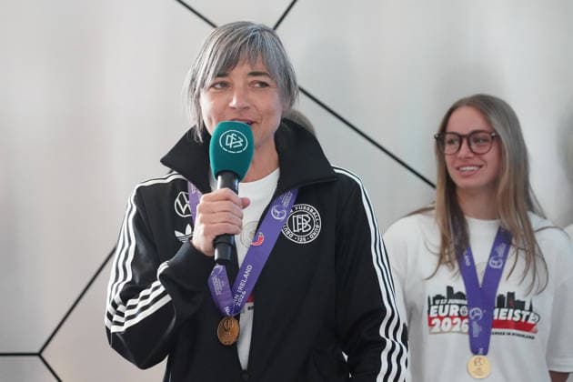 Coach Sabine Loderer Germany U17 explains what the chili is all about Frankfurt 18 05 2026 Reception for the U17 European champions at the DFB Campus