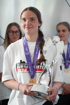 Captain Johanna Hebben Germany U17 with trophy and the team at the DFB Campus for the reception of the European champions Frankfurt 18 05 2026 Reception of the U17 European champions at the DFB Campus