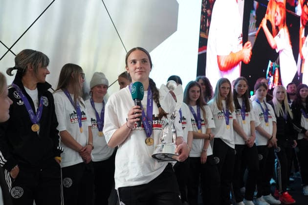 Captain Johanna Hebben Germany U17 with trophy and the team at the DFB Campus for the reception of the European champions Frankfurt 18 05 2026 Reception of the U17 European champions at the DFB Campus