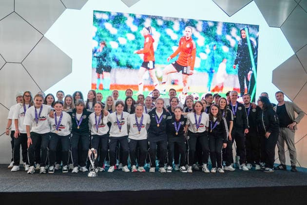 U17, U 17 Juniorinnen Nationalmannschaft feiert den Europameistertitel auf der Bühne des DFB-Campus - Frankfurt 18.05.2026: Empfang der U17-Europameisterinnen im DFB-Campus *** U17 junior national team celebrates the European Championship title on the stage of the DFB Campus Frankfurt 18 05 2026 Reception for the U17 European Champions at the DFB Campus