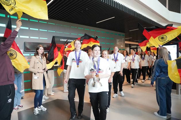Laura Dafinger Germany U17 brings the trophy and the team to the DFB Campus for the reception of the European champions Frankfurt 18 05 2026 Reception of the U17 European champions at the DFB Campus