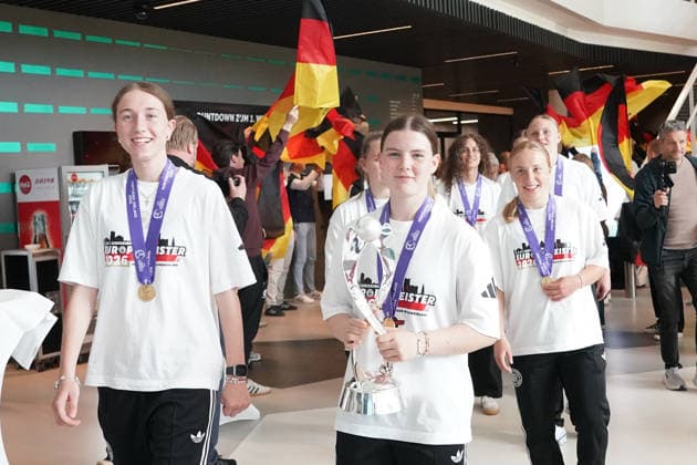 Laura Dafinger Germany U17 brings the trophy and the team to the DFB Campus for the reception of the European champions Frankfurt 18 05 2026 Reception of the U17 European champions at the DFB Campus