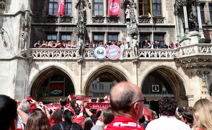Football, Women, Bundesliga, Season 2025 2026, FC Bayern Munich,Women, Double celebration, Rathausbalkon, Marienplatz View from the fans below up to the Rathausbalkon where the FC Bayern Munich Womens team are celebrating