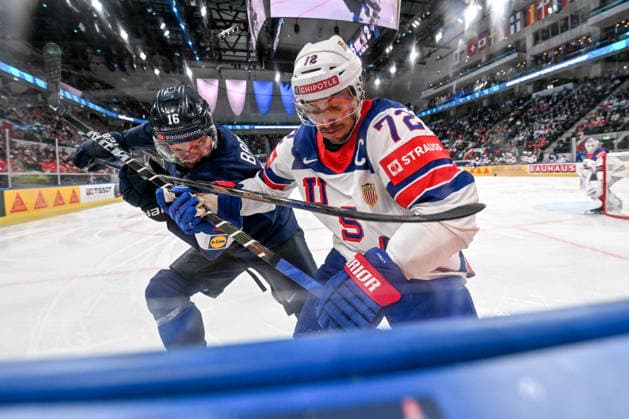 ZURICH, SWITZERLAND MAY 18 Aleksander Barkov of Finland and Justin Faulk of United States in a battle along the boards during the 2026 IIHF Ice Hockey World Championship Switzerland game between Finland and USA at Swiss Life Arena on May 18, 2026 in Zurich, Zurich Zurich Swiss Life Arena Zurich Switzerland Copyright: xJustPictures.ch AndreaxBrancax jp-en-EuSpIm-JP7_ANB_Fin_USA_18052026_5031