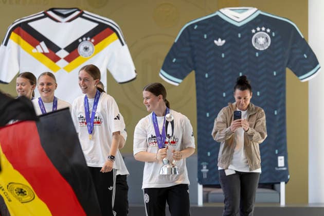 Reception DFB U17 Juniors at the DFB Campus, 18 05 2026 Laura Dafinger German U17 Juniors national team holds the trophy and walks into the DFB Campus, her team colleagues follow her, Reception DFB U17 Juniors, Frankfurt, Stadion am Brentanobad, 18 5 2026 Copyright: xBEAUTIFULxSPORTS Gawlikx