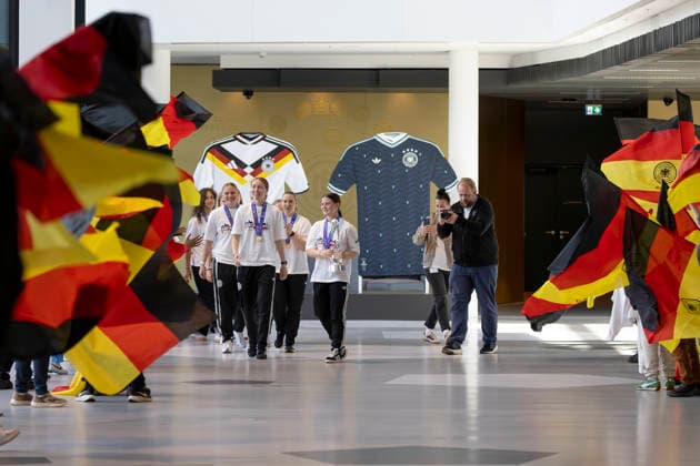 Reception DFB U17 Juniors at the DFB Campus, 18 05 2026 Laura Dafinger German U17 Juniors national team with the trophy in their hands walk into the DFB Campus, where many people wave German flags and stand in a line, Reception DFB U17 Juniors, Frankfurt, Stadion am Brentanobad, 18 5 2026 Copyright: xBEAUTIFULxSPORTS Gawlikx