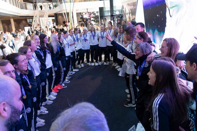 Reception DFB U17 Juniors at the DFB Campus, 18 05 2026 The U17 Juniors team, the European champions, with staff singing and celebrating in the circle, Reception DFB U17 Juniors, Frankfurt, Stadion am Brentanobad, 18 5 2026 Copyright: xBEAUTIFULxSPORTS Gawlikx