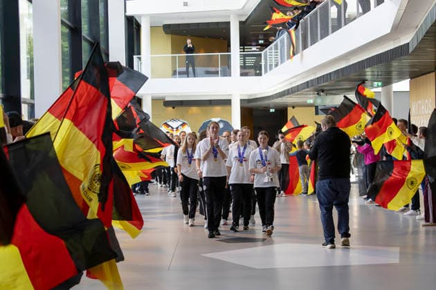 Reception DFB U17 Juniors at the DFB Campus, 18 05 2026 Laura Dafinger German U17 Juniors national team with the trophy in their hands walk into the DFB Campus, where many people wave German flags and stand in a line, Reception DFB U17 Juniors, Frankfurt, Stadion am Brentanobad, 18 5 2026 Copyright: xBEAUTIFULxSPORTS Gawlikx