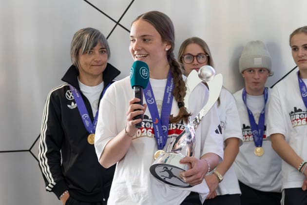 Reception DFB U17 Juniors at the DFB Campus, 18 05 2026 Johanna Hebben German U17 Juniors national team captain, holding the trophy and answering questions, Reception DFB U17 Juniors, Frankfurt, Stadion am Brentanobad, 18 5 2026 Copyright: xBEAUTIFULxSPORTS Gawlikx
