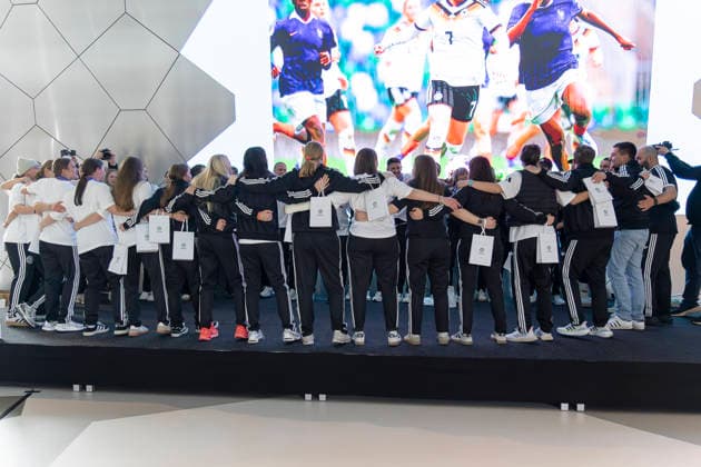 Reception DFB U17 Juniors at the DFB Campus, 18 05 2026 The U17 Juniors team, the European champions, with staff singing and celebrating in the circle, Reception DFB U17 Juniors, Frankfurt, Stadion am Brentanobad, 18 5 2026 Copyright: xBEAUTIFULxSPORTS Gawlikx