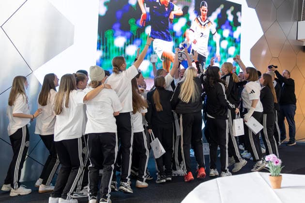 Reception DFB U17 juniors at the DFB Campus, 18 05 2026 The European champions of the U17 juniors hold up the trophy and cheer loudly once again, Reception DFB U17 juniors, Frankfurt, Stadion am Brentanobad, 18 5 2026 Copyright: xBEAUTIFULxSPORTS Gawlikx