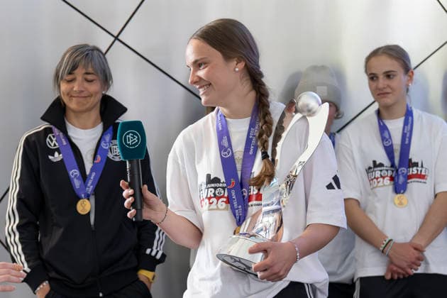 Reception DFB U17 Juniors at the DFB Campus, 18 05 2026 Johanna Hebben German U17 Juniors national team captain, holding the trophy and answering questions, Reception DFB U17 Juniors, Frankfurt, Stadion am Brentanobad, 18 5 2026 Copyright: xBEAUTIFULxSPORTS Gawlikx