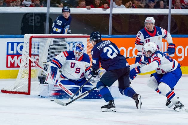 ZURICH, SWITZERLAND - MAY 18: Patrik Puistola (Finland, 21) against Devin Cooley (United States, 1) during the Preliminary Round - Group A Match 17 between Finland and United States at the IIHF Ice hockey, Eishockey World Championship, WM, Weltmeisterschaft 2026, Swiss Life Arena on May 18, 2026 in Zurich, Switzerland. Zurich Switzerland Copyright: xTimoxSteinx