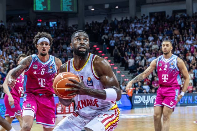 Eddy Edigin Jr Fitness First Wuerzburg Baskets, 27 free at the basket, vs Alijah Comithier Telekom Baskets Bonn, 02 , Michael Kessens Telekom Baskets Bonn, 06 Telekom Baskets Bonn vs Fitness First Wuerzburg Baskets, Basketball, easy Credit BBL, Playoffs, Quarterfinals, Matchday 2, 2025 2026, 18 05 2026 Telekom Baskets Bonn vs Fitness First Wuerzburg Baskets, Basketball, easy Credit BBL, Playoffs, Quarterfinals, Matchday 2, 2025 2026, 18 05 2026 Bonn Copyright: xEibner-Pressefoto GerhardxWingenderx EP_GWR