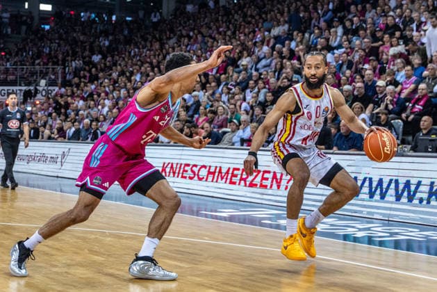 Davion Mintz Fitness First Wuerzburg Baskets, 10 vs Joel Sadu Aminu Telekom Baskets Bonn, 21 Telekom Baskets Bonn vs Fitness First Wuerzburg Baskets, Basketball, easy Credit BBL, Playoffs, Quarterfinals, Matchday 2, 2025 2026, 18 05 2026 Telekom Baskets Bonn vs Fitness First Wuerzburg Baskets, Basketball, easy Credit BBL, Playoffs, Quarterfinals, Matchday 2, 2025 2026, 18 05 2026 Bonn Copyright: xEibner-Pressefoto GerhardxWingenderx EP_GWR