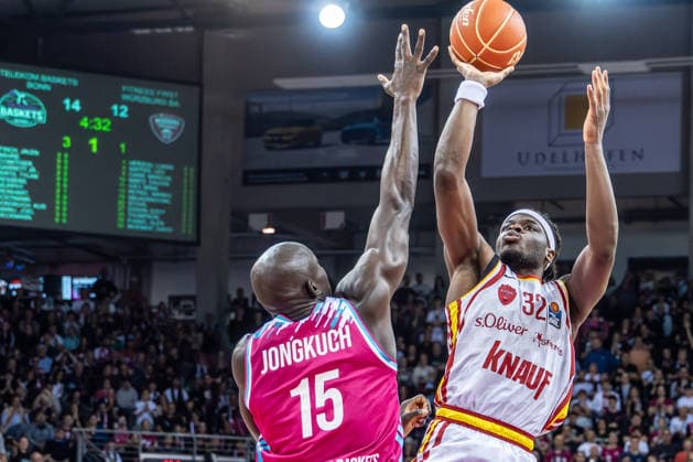 Eddy Edigin Jr Fitness First Wuerzburg Baskets, 27 vs Kur Jongkuch Telekom Baskets Bonn, 15 Telekom Baskets Bonn vs Fitness First Wuerzburg Baskets, Basketball, easy Credit BBL, Playoffs, Quarterfinals, Matchday 2, 2025 2026, 18 05 2026 Telekom Baskets Bonn vs Fitness First Wuerzburg Baskets, Basketball, easy Credit BBL, Playoffs, Quarterfinals, Matchday 2, 2025 2026, 18 05 2026 Bonn Copyright: xEibner-Pressefoto GerhardxWingenderx EP_GWR