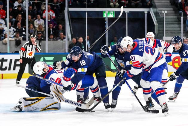 Ice hockey, Eishockey - IIHF WC 2026 ZURICH,SWITZERLAND,18.MAY.26 - ICE HOCKEY - IIHF Ice Hockey World Championship, WM, Weltmeisterschaft 2026, group stage, Finland vs USA. Image shows Ryan Leonard (USA) and Vili Saarijarvi (FIN).  GEPAxpictures xMaticxKlansek