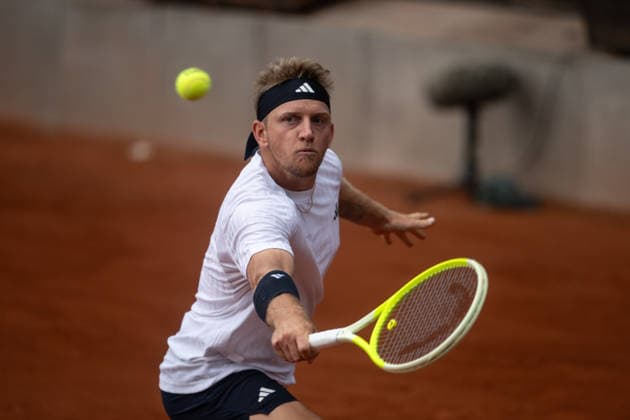 HAMBURG, GERMANY - MAY 18: Alejandro Davidovich Fokina of Spain plays a backhand shot to opponent Corentin Moutet of France during their Men s Singles Round One match at the Bitpanda Hamburg Open on May 18, 2026 in Hamburg, Germany. Credit: Andy Astfalck NurPhoto Germany Copyright: xAndyxAstfalckx