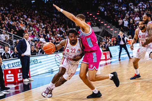easyCredit Basketball Bundesliga, 2 Playoff Quarterfinals Telekom Baskets Bonn vs Fitness First Baskets Würzburg, 18 05 2026 Johnathan Stove Würzburg 22 vs Alijah Comithier Telekom Baskets Bonn 2 easyCredit Basketball Bundesliga, 2 Playoff Quarterfinals Telekom Baskets Bonn vs Fitness First Baskets Würzburg, 18 05 2026, Telekom Dome Bonn Copyright: xBEAUTIFULxSPORTS Derixx
