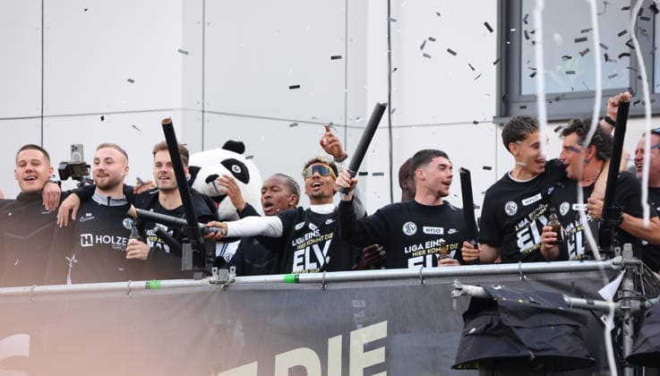 18 05 2026, Football, Men, 2 Bundesliga, Season 2025 2026, SV 07 Elversberg promotion party The SV 07 Elversberg team celebrates promotion to the Bundesliga on a temporary balcony in front of the town hall in Spiesen Elversberg Spiesen Elversberg Rathaus Saarland Germany DEU Copyright: xFabianxKleerx