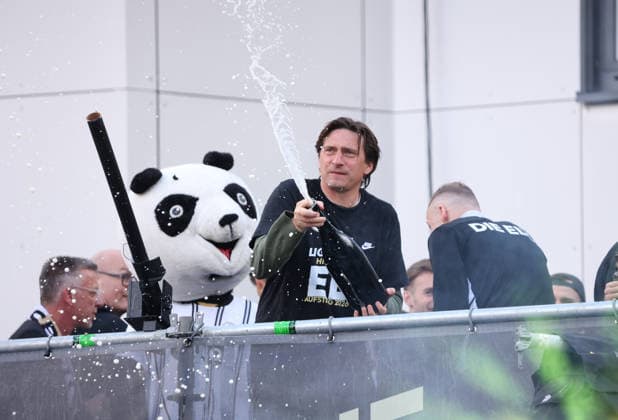 18.05.2026, Fussball, Herren, 2. Bundesliga, Saison 2025 2026, Aufstiegsfeier der SV 07 Elversberg. Die Mannschaft der SV 07 Elversberg feiert auf einem provisorischen Balkon vor dem Rathaus in Spiesen-Elversberg den Aufstieg in die Bundesliga, Trainer Vincent Wagner (SV 07 Elversberg) Spiesen-Elversberg Rathaus Saarland Deutschland (DEU) *** 18 05 2026, Football, Men, 2 Bundesliga, Season 2025 2026, SV 07 Elversberg promotion celebration The SV 07 Elversberg team celebrates promotion to the Bundesliga on a makeshift balcony in front of the town hall in Spiesen Elversberg, Coach Vincent Wagner SV 07 Elversberg Spiesen Elversberg Rathaus Saarland Germany DEU Copyright: xFabianxKleerx
