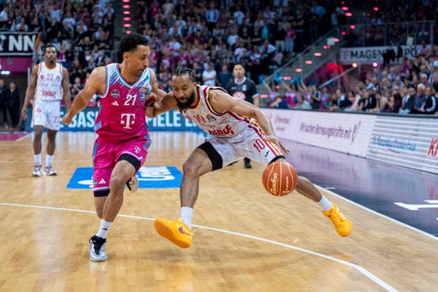 Duel between Joel Aminu Telekom Baskets Bonn, 21 and Davion Mintz Fitness First Wuerzburg Baskets, 10 Telekom Baskets Bonn Fitness First Wuerzburg Baskets 18 05 2026 Basketball, easyCredit Basketball Bundesliga, Playoffs, Quarter-final game 2, GER, Bonn, Telekom Dome Bonn Copyright: HMBxMedia xMarcoxBader
