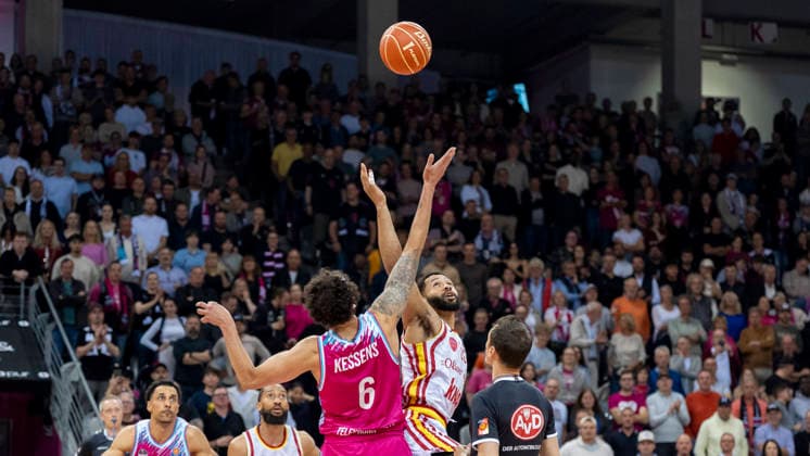 Michael Kessens Telekom Baskets Bonn, 6 and Johnathan Stove Fitness First Wuerzburg Baskets, 22 at the start of the game Telekom Baskets Bonn Fitness First Wuerzburg Baskets 18 05 2026 Basketball, easyCredit Basketball Bundesliga, Playoffs, Quarter-final game 2, GER, Bonn, Telekom Dome Bonn Copyright: HMBxMedia xMarcoxBader