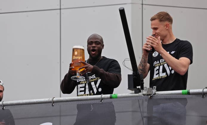 18 05 2026, Football, Men, 2 Bundesliga, Season 2025 2026, SV 07 Elversberg promotion celebration The SV 07 Elversberg team celebrates promotion to the Bundesliga on a makeshift balcony in front of the town hall in Spiesen Elversberg, Amara Conde SV 07 Elversberg , Luis Seifert SV 07 Elversberg Spiesen Elversberg Rathaus Saarland Germany DEU Copyright: xFabianxKleerx