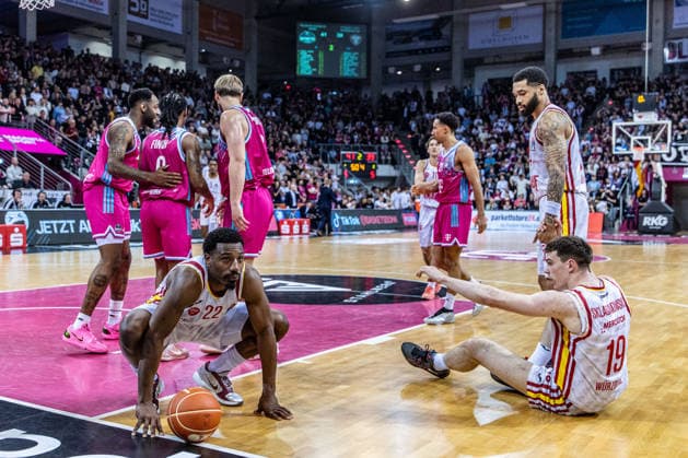 Johnathan Stove Fitness First Wuerzburg Baskets, 22 squatting looks to the referee, Christian Skladanowski Fitness First Wuerzburg Baskets, 19 lying on the floor Telekom Baskets Bonn vs Fitness First Wuerzburg Baskets, Basketball, easy Credit BBL, Playoffs, Quarterfinals, Matchday 2, 2025 2026, 18 05 2026 Telekom Baskets Bonn vs Fitness First Wuerzburg Baskets, Basketball, easy Credit BBL, Playoffs, Quarterfinals, Matchday 2, 2025 2026, 18 05 2026 Bonn Copyright: xEibner-Pressefoto GerhardxWingenderx EP_GWR