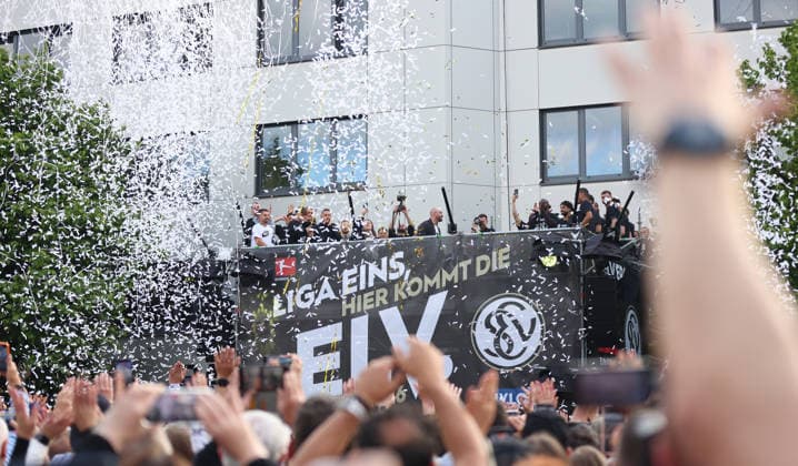 18 05 2026, Football, Men, 2 Bundesliga, Season 2025 2026, SV 07 Elversberg promotion party The SV 07 Elversberg team celebrates promotion to the Bundesliga on a temporary balcony in front of the town hall in Spiesen Elversberg Spiesen Elversberg Rathaus Saarland Germany DEU Copyright: xFabianxKleerx