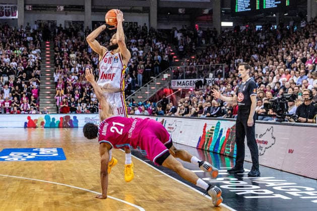 Davion Mintz Fitness First Wuerzburg Baskets, 10 on a shot from the 3-point line, Joel Sadu Aminu Telekom Baskets Bonn, 21 slips Telekom Baskets Bonn vs Fitness First Wuerzburg Baskets, Basketball, easy Credit BBL, Playoffs, Quarterfinals, Matchday 2, 2025 2026, 18 05 2026 Telekom Baskets Bonn vs Fitness First Wuerzburg Baskets, Basketball, easy Credit BBL, Playoffs, Quarterfinals, Matchday 2, 2025 2026, 18 05 2026 Bonn Copyright: xEibner-Pressefoto GerhardxWingenderx EP_GWR
