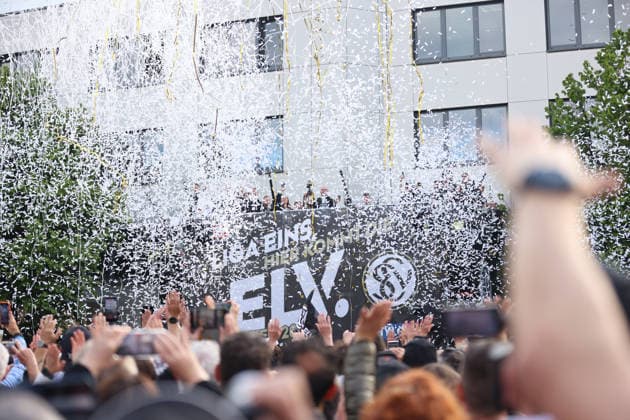 18 05 2026, Football, Men, 2 Bundesliga, Season 2025 2026, SV 07 Elversberg promotion party The SV 07 Elversberg team celebrates promotion to the Bundesliga on a temporary balcony in front of the town hall in Spiesen Elversberg Spiesen Elversberg Rathaus Saarland Germany DEU Copyright: xFabianxKleerx
