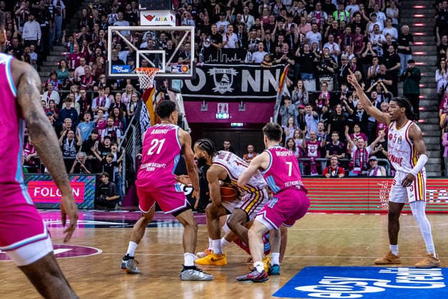Davion Mintz Fitness First Wuerzburg Baskets, 10 fighting for the ball against Grayson Murphy Telekom Baskets Bonn, 07 , Joel Sadu Aminu Telekom Baskets Bonn, 21 , Marcus Carr Fitness First Wuerzburg Baskets, 05 watches Telekom Baskets Bonn vs Fitness First Wuerzburg Baskets, Basketball, easy Credit BBL, Playoffs, Quarterfinals, Matchday 2, 2025 2026, 18 05 2026 Telekom Baskets Bonn vs Fitness First Wuerzburg Baskets, Basketball, easy Credit BBL, Playoffs, Quarterfinals, Matchday 2, 2025 2026, 18 05 2026 Bonn Copyright: xEibner-Pressefoto GerhardxWingenderx EP_GWR